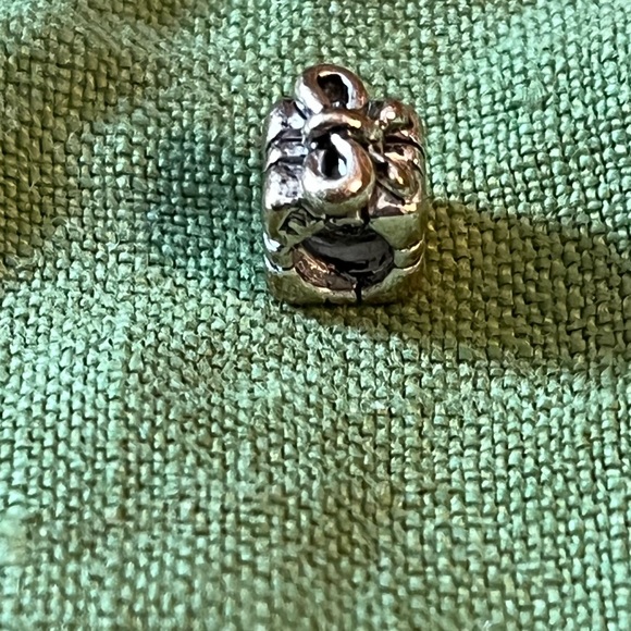 Pandora silver ribbon-wrapped gift charm. 1/4” around, 1/3” high, never worn - Picture 4 of 5